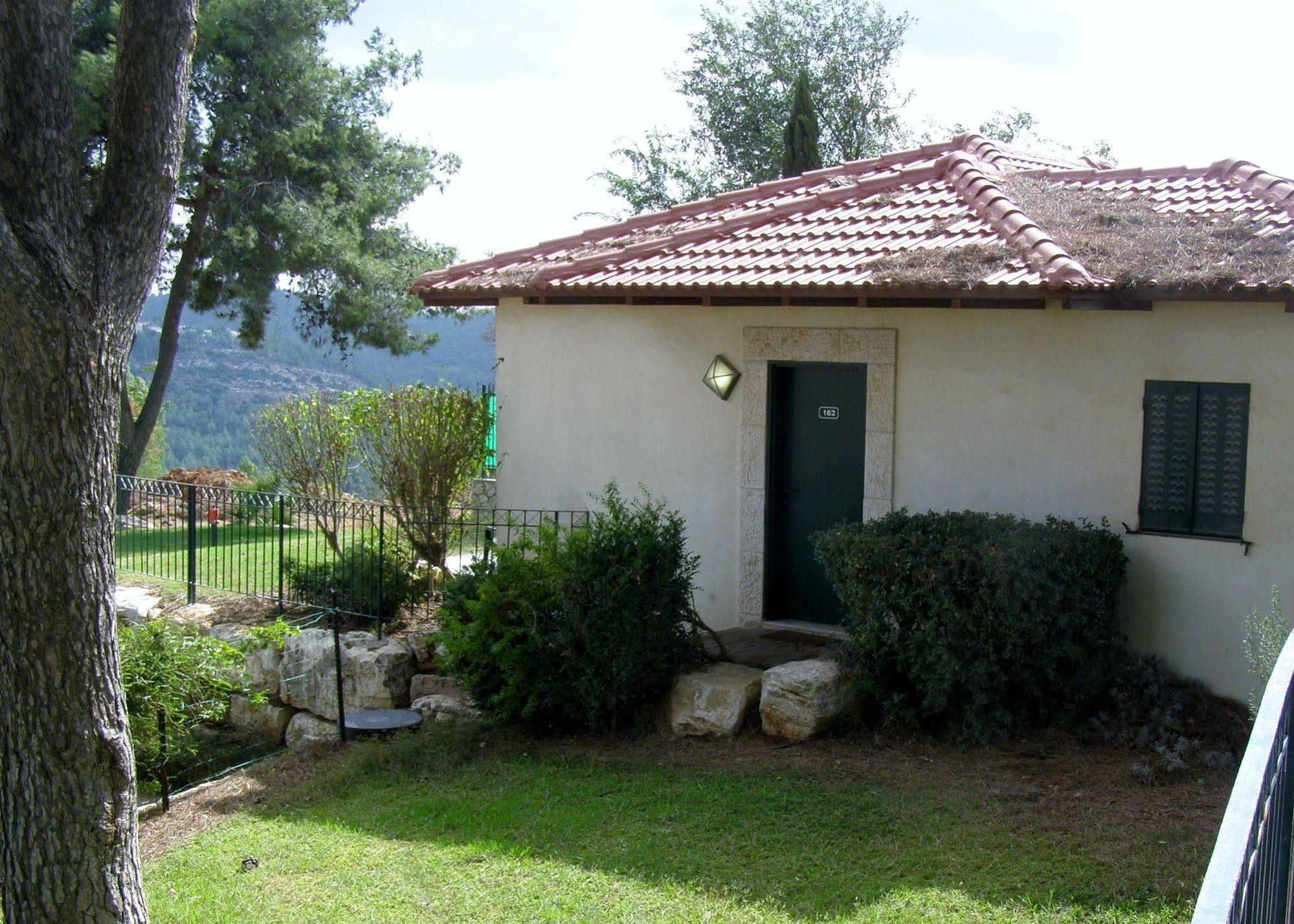 Shoresh Green Hills Family Suites Hotel Exterior foto